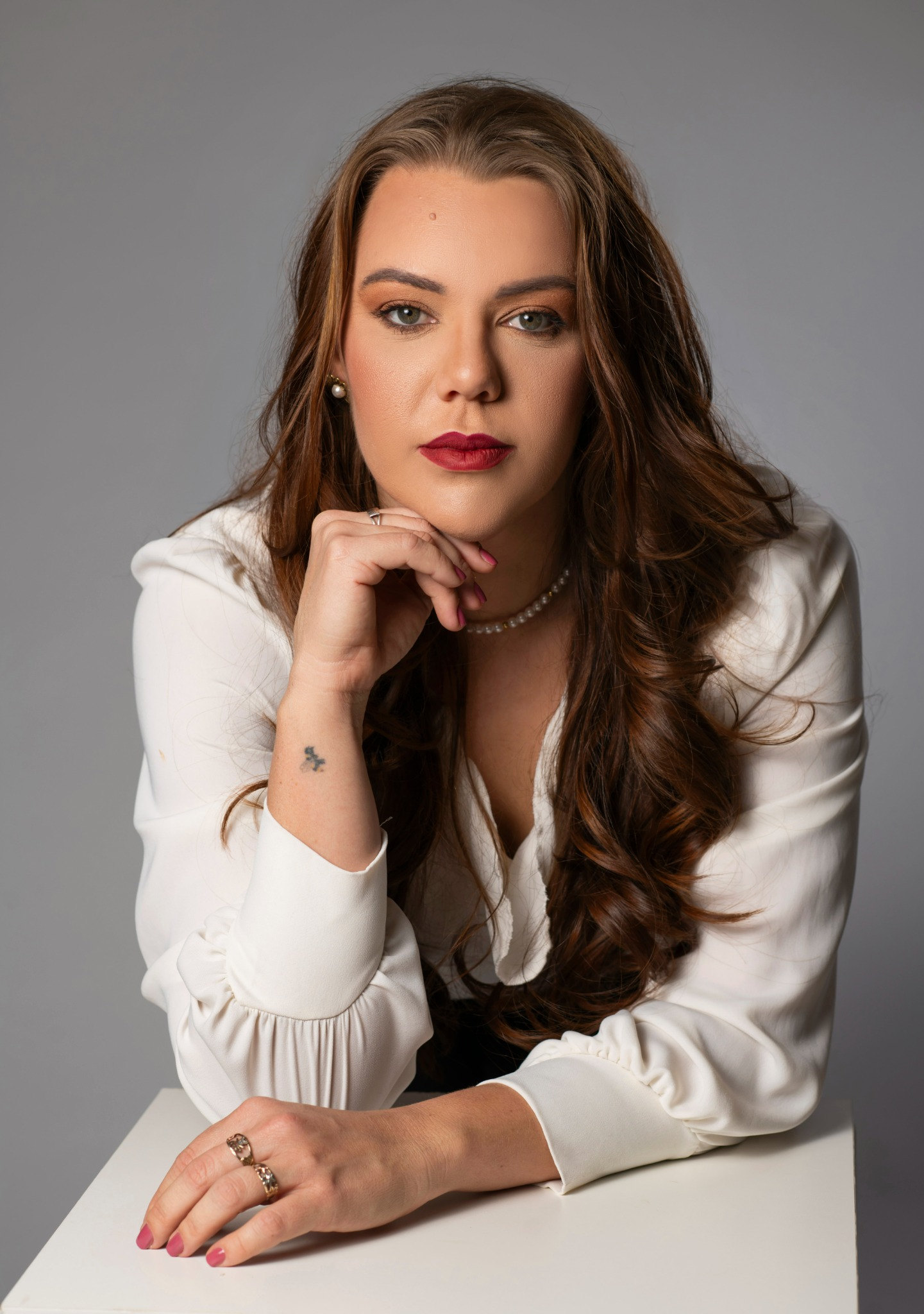 Retrato profissional da advogada Aline Ferreira