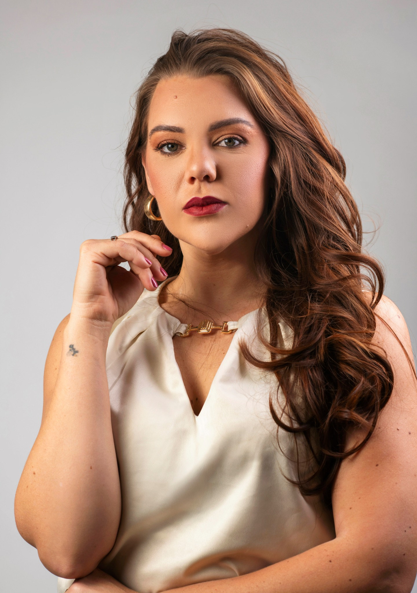 Aline Ferreira, advogada, em retrato profissional com blusa clara
